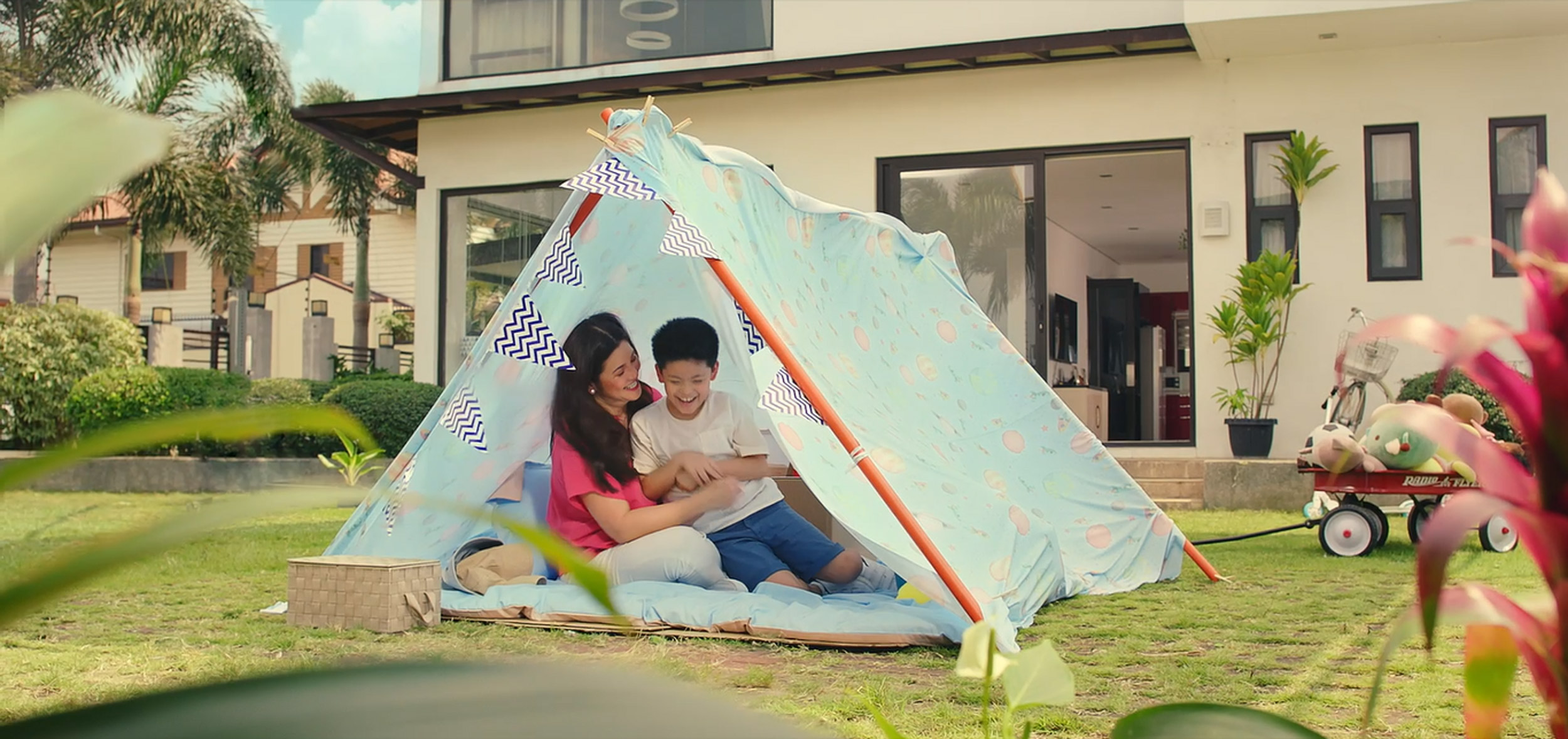 Make bonding extra special just like Regine and Nate Alcasid in this new Jolly Spaghetti Ad